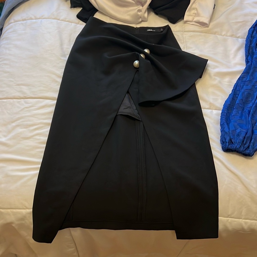 INA[í:na] Chic Black Mid Thigh Skirt